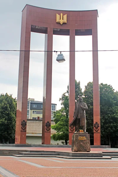 Monumento al leader del movimento nazionalista e indipendentista ucraino Stepan Bandera, Leopoli, Ucraina — Foto Stock
