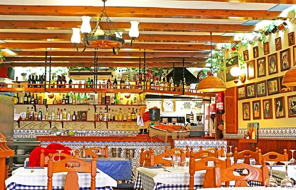 典型的西班牙咖啡馆内部在西班牙莱利 — 图库照片