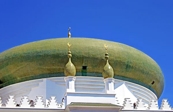 Dome of the Al-Salam Mosque and Arabian Cultural Center are located in Odessa, Ukraine. The Arabian Cultural Center was constructed at the expense of the Syrian businessman Kivan Adnan — Stock Photo, Image