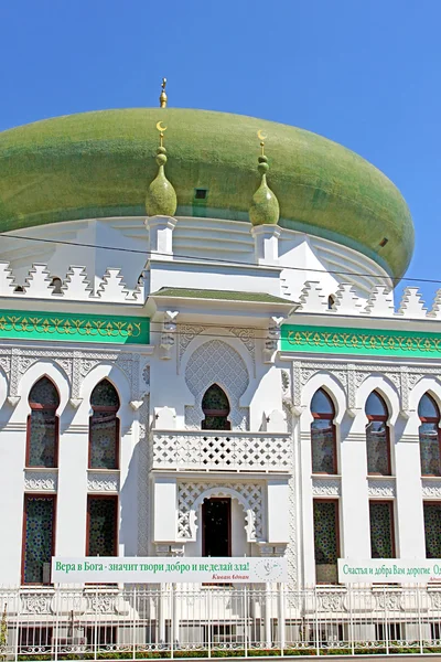 De moskee van Al-Salam en Arabische Cultural Center bevinden zich in Odessa, Oekraïne. Het Arabische Cultural Center werd gebouwd ten koste van de Syrische zakenman Kivan Adnan — Stockfoto