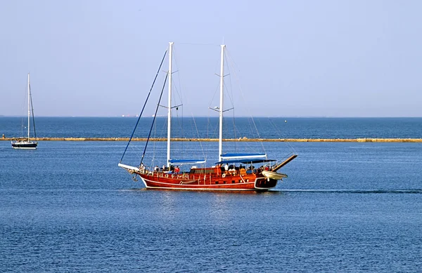 Unbekannte haben sich in einem Ausflugsboot im Schwarzen Meer in Odessa in der Ukraine verschanzt. Odessa ist ein beliebtes Touristenziel, mit vielen therapeutischen Resorts in und um die Stadt — Stockfoto
