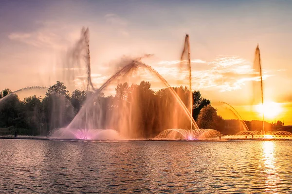 Coucher Soleil Pittoresque Sur Fontaine Flottante Multimédia Sur Rivière Buh Image En Vente