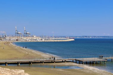 Larnaka, Kıbrıs - 6 Mart 2019: Larnaka plajı ve Larnaka limanının manzarası