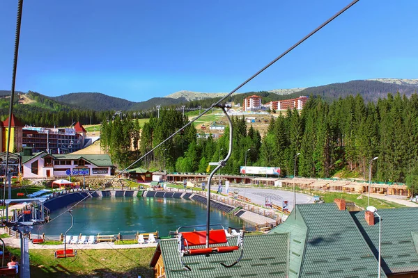 Bukovel Ucrania Mayo 2013 Famosa Estación Esquí Telesilla Lago Juvenil — Foto de Stock