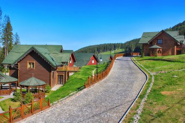 Ukrayna Karpatlarındaki Bukovel Dağı tatil beldesi