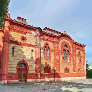 Uzhhorod, Ukrayna 'daki eski sinagog manzarası. Bu bina Filarmoni Orkestrası olarak kullanılıyor.