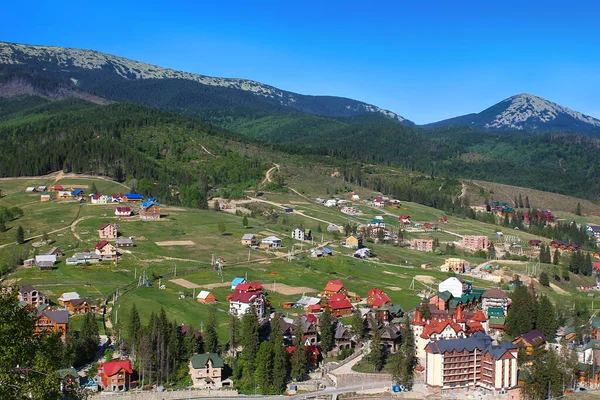 乌克兰喀尔巴阡山脉夏季受欢迎的滑雪胜地Bukovel — 图库照片
