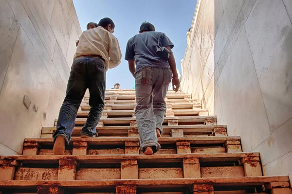 Agra Indien Oktober 2008 Menschen Steigen Taj Mahal Eine Treppe — Stockfoto