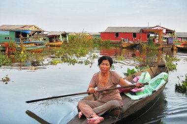 THAILAND - 19 Ekim 2012: Yığınlar üzerinde evleri olan yüzen köy