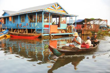 THAILAND - 19 Ekim 2012: Yığınlar üzerinde evleri olan yüzen köy