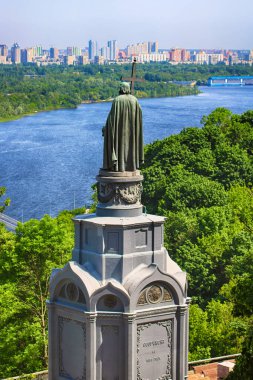 KYIV, UKRAINE - 18 Mayıs 2019: Saint Volodymyr Tepesi 'ndeki Aziz Volodymyr Anıtı. Dniepr Nehri 'nin yaya köprüsü manzaralı manzarası