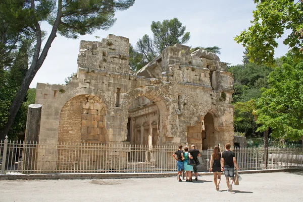 Unidetified tourists are looking at roman ruins in Nimes, France — Stock Photo, Image