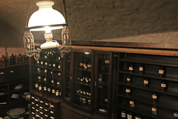 Gammal lampa i källaren på apotek-museum i lviv, Ukraina — Stockfoto