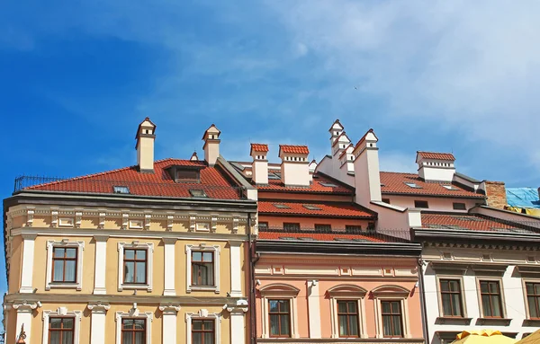 Будинки з червоні дахи в центрі Львова, Україна — стокове фото