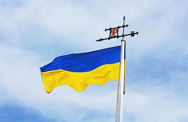 Bandiera ucraina contro il cielo blu — Foto Stock