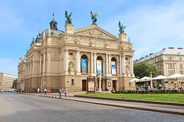 Niet-geïdentificeerde toeristen in de buurt van solomiya krushelnytska staat academische opera en ballet theater (1897-1900), lviv, Oekraïne Rechtenvrije Stockfoto's