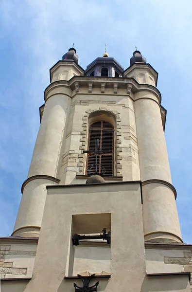 Bell Tower of armenian Cathedral of the Assumption of Mary em Lviv, Ucrânia está localizado na Cidade Velha da cidade — Fotografia de Stock