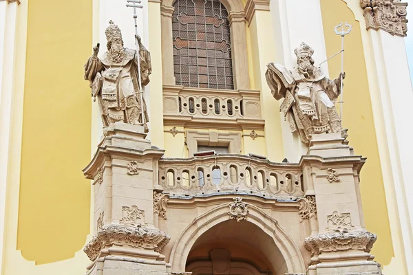 Partie avant de la cathédrale Saint-Georges, une cathédrale baroque-rococo dans la ville de Lviv, Ukraine — Photo