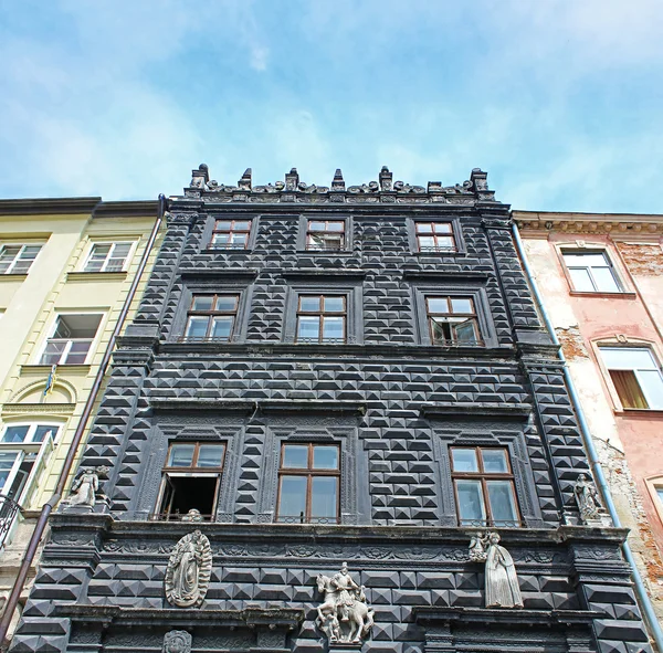 Zwart huis op het marktplein van lviv, Oekraïne — Stockfoto