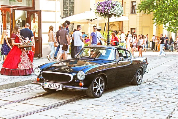 Retro Volvo coche en la calle en Lviv en el marco del festival de coches clásicos "Gran Premio de Leopolis 2014" en Lviv, Ucrania — Foto de Stock