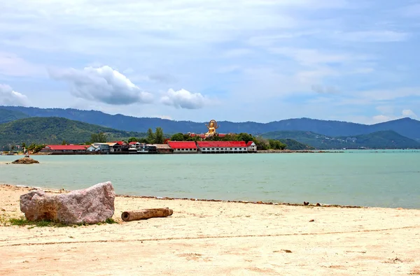 Strand und große Buddhastatue in Samui, Thailand — Stockfoto