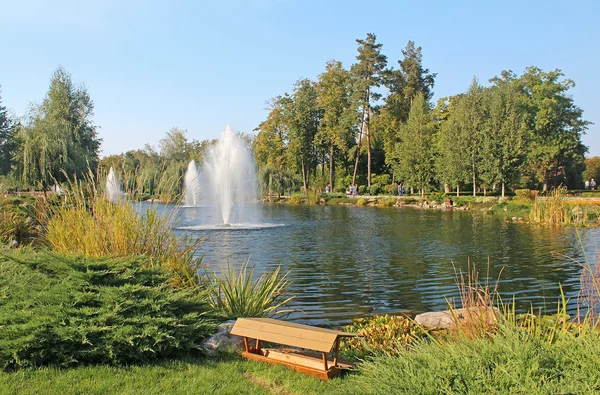 Mezhyhirya - ehemalige Privatresidenz des Ex-Präsidenten yanukovich, jetzt für die Öffentlichkeit zugänglich, Kyiv Region, Ukraine. Teich im Park — Stockfoto