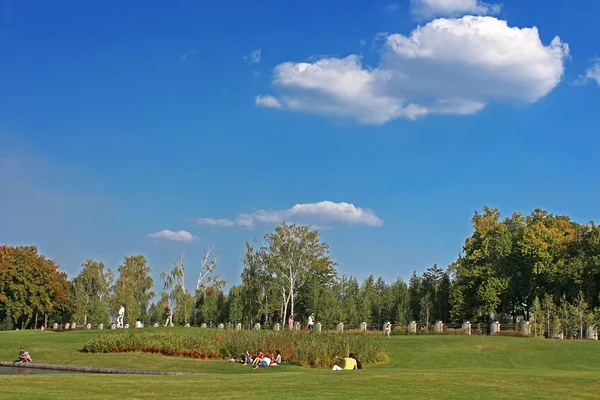 Mezhyhirya - former private residence of ex-president Yanukovich, now open to the public, Kyiv region, Ukraine. Unidentified people are resting on the golf field. — Stock Photo, Image