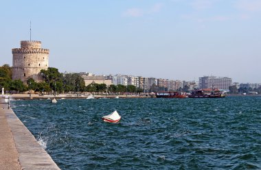 Beyaz Kule ve setin içinde bir fırtınada thessaloniki, Yunanistan