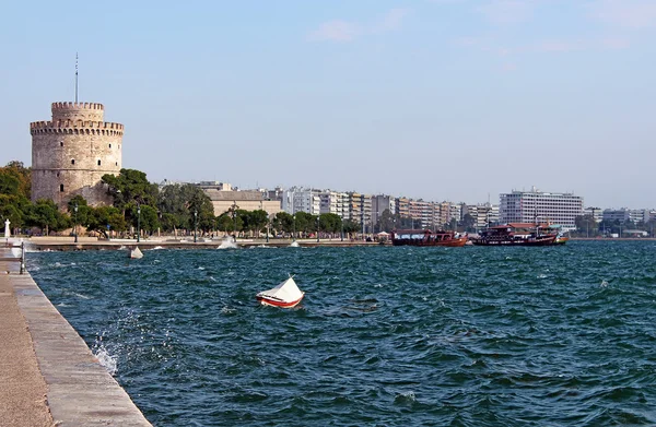 Witte toren en embankment tijdens een storm in thessaloniki, Griekenland — Stockfoto