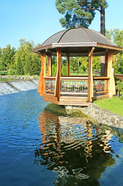 Mezhyhirya - former private residence of ex-president Yanukovich, now open to the public, Kyiv region, Ukraine. Pond and arbor in the park — Stock Photo, Image