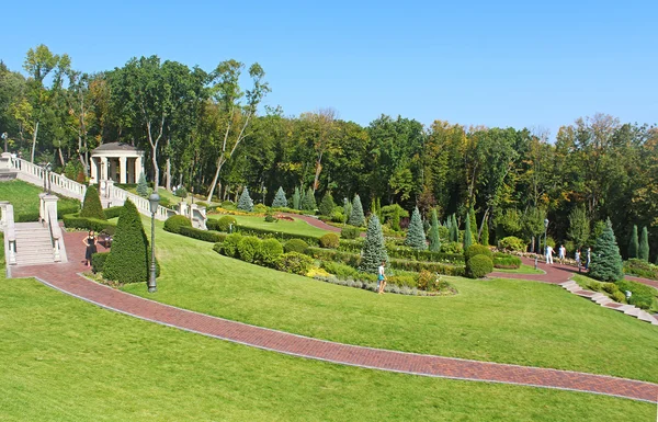 Mezhyhirya - antiga residência privada do ex-presidente Yanukovich, agora aberta ao público, região de Kiev, Ucrânia. Vista do parque do edifício "Honka" — Fotografia de Stock