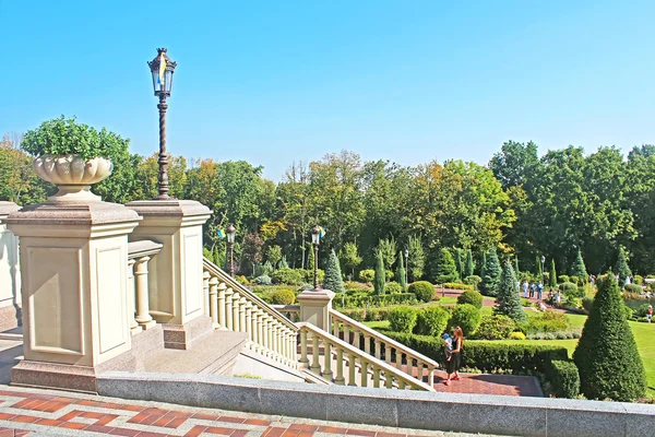 Mezhyhirya - voormalig particulier verblijf van ex-president Janoekovitsj, nu open voor het publiek, de regio Kiev, Oekraïne. Uitzicht op het park vanaf gebouw "Honka ' — Stockfoto