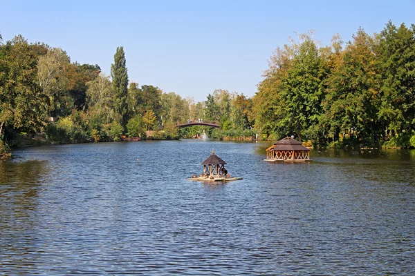 Mezhyhirya - ehemalige Privatresidenz des Ex-Präsidenten yanukovich, jetzt für die Öffentlichkeit zugänglich, Kyiv Region, Ukraine. Teich im Park — Stockfoto