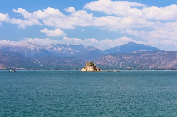 Bourtzi Fort, een gevangenis in de zee voor Nafplio stad, de eerste hoofdstad van Griekenland — Stockfoto