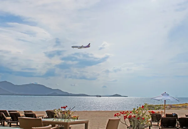 Plane of Thai Airways flies over Samui resort — Stock Photo, Image