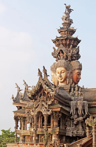 Подробности Sanctuary of Truth temple (также известный как Ван Боран и Мбаппе), Паттайя, Таиланд — стоковое фото