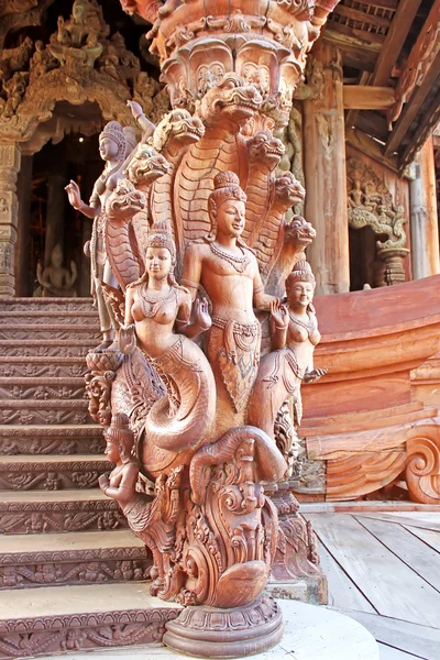 Подробности Sanctuary of Truth temple (также известный как Ван Боран и Мбаппе), Паттайя, Таиланд — стоковое фото