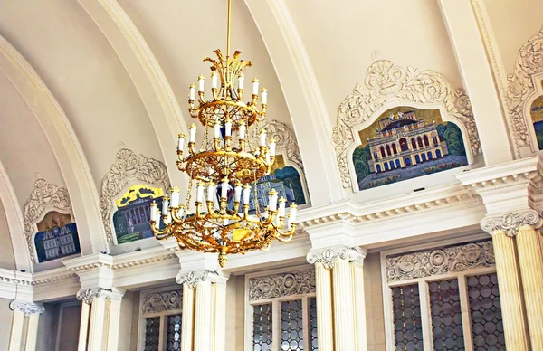 Lamp en plafond in centraal station in Kiev, Oekraïne — Stockfoto