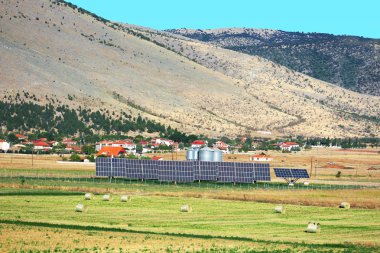 Fotovoltaik paneller kullanarak elektrik içine güneş ışığı dönüşüm için güneş enerjisi birimi