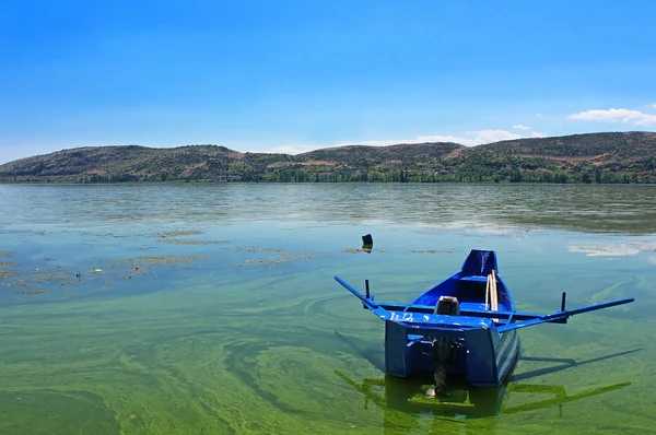 Yunanistan bayrağı olarak boyanmış küçük mavi tekne — Stok fotoğraf