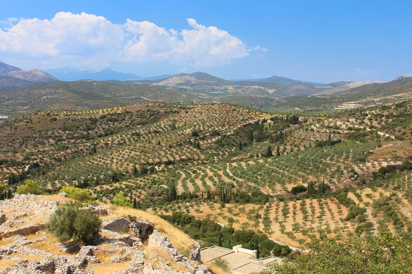 Colinas e vales verdes em torno das ruínas de Micenas, Peloponeso — Fotografia de Stock