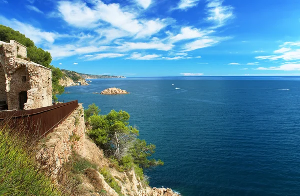 Wybrzeże Costa Brava - widok od Tossa de Mar zamek w Tossa de Mar, Hiszpania — Zdjęcie stockowe