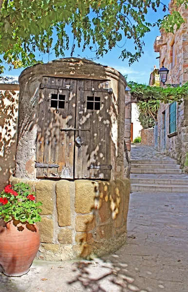 Gesloten oude goed in de oude stad van Tossa de Mar dorp, Costa Brava — Stockfoto