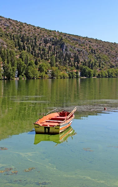 Piccola barca rossa, Grecia — Foto Stock