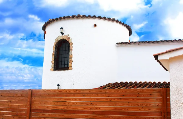 Maison méditerranéenne blanche à Lloret de Mar, Espagne — Photo