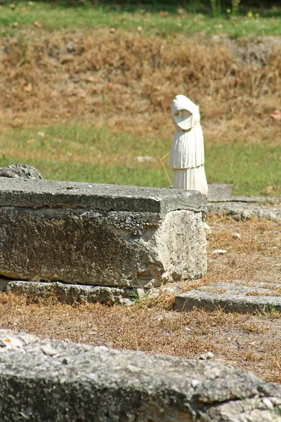 Torso arcaico griego de la estatua encontrado en Dion antiguo de la ciudad de Katerini en Grecia del norte —  Fotos de Stock