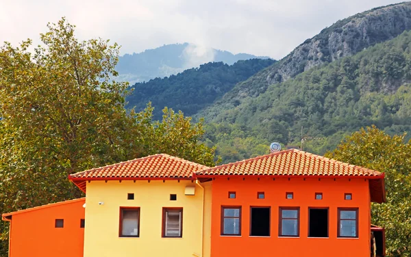 Kırmızı ve sarı evler Olimpos Dağı yakınında ve yakınındaki küçük kasaba Litohoro Yunanistan — Stok fotoğraf