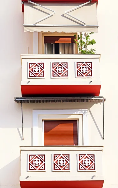 Balcone delle case di appartamento nella città di Salonicco, Grecia — Foto Stock