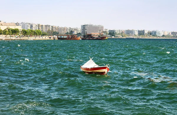 Човен гойдалки на хвилі в морі, Салоніки, Греція — стокове фото