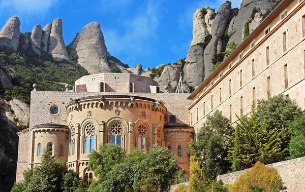 Monastério de Montserrat é uma bela abadia beneditina no alto das montanhas perto de Barcelona, Espanha — Fotografia de Stock
